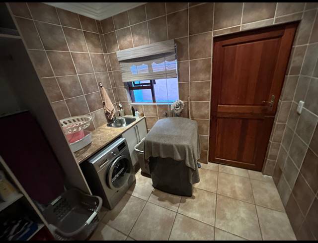 4 BEDROOM FREESTANDING FOR SALE IN RUIMSIG AH